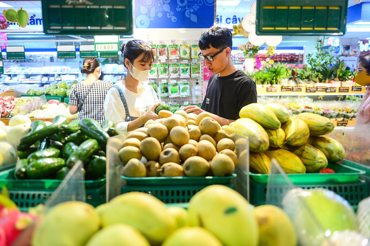 Người dân mua hàng nông sản OCOP tại siêu thị Co.opmart Xa lộ Hà Nội, TP Thủ Đức, TP.HCM chiều 29-6 - Ảnh: QUANG ĐỊNH