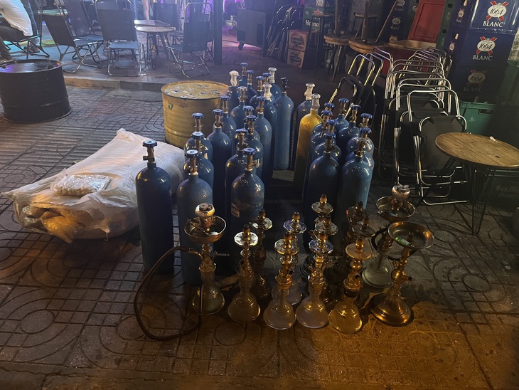 Hàng loạt quán trên đường Phạm Văn Đồng mở nhạc xập xình bị xử lý - Ảnh 1. Hàng loạt quán trên đường Phạm Văn Đồng mở nhạc xập xình bị xử lý - Ảnh 1.