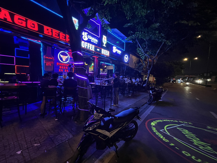 Hàng loạt quán trên đường Phạm Văn Đồng mở nhạc xập xình bị xử lý - Ảnh 2.