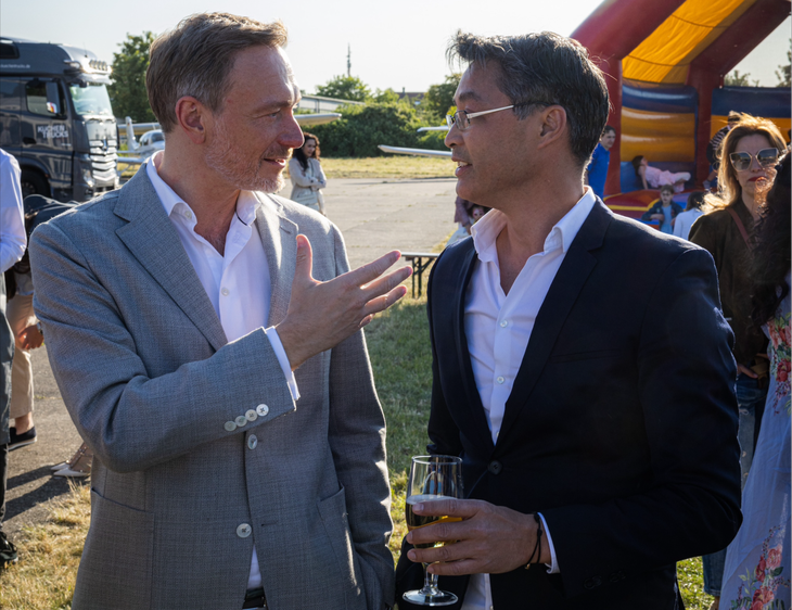 Ông Philipp Rösler (phải) trò chuyện cùng Phó thủ tướng Đức Christian Lindner (trái) tại buổi tiệc sinh nhật ngày 3-6 - Ảnh: Benedikt Jansen/Filipp Romanovski