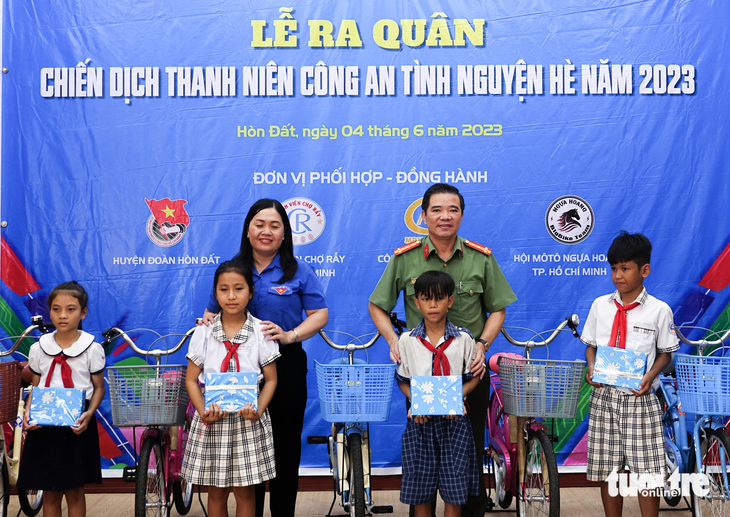 Công an trẻ Kiên Giang đi làm tình nguyện, trồng cây - Ảnh 1.