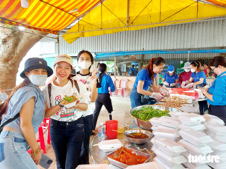 Công an trẻ Kiên Giang đi làm tình nguyện, trồng cây - Ảnh 4.