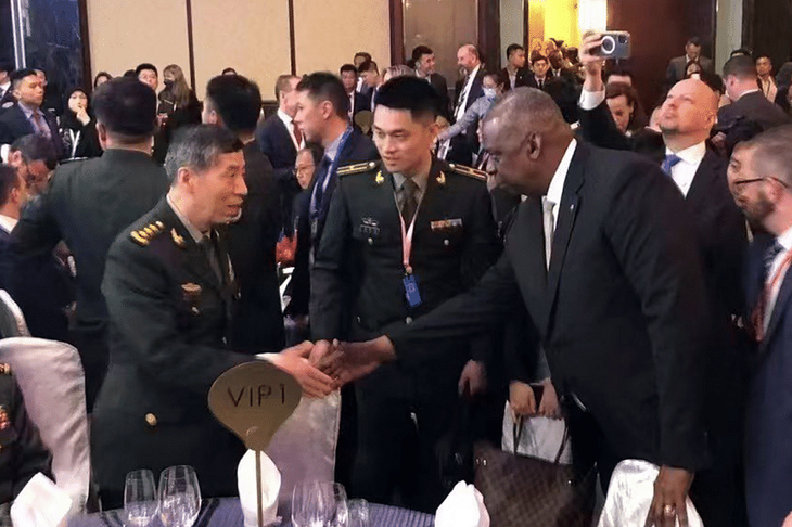 Bộ trưởng Quốc phòng Mỹ Lloyd Austin (phải) bắt tay thượng tướng Lý Thượng Phúc - bộ trưởng Quốc phòng Trung Quốc trong tiệc chiêu đãi của Đối thoại Shangri-La tối 2-6 - Ảnh: Twitter Straits Times