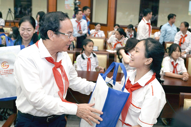 Bí thư Thành ủy TP.HCM Nguyễn Văn Nên tặng quà các bạn nhỏ tham gia buổi gặp gỡ - Ảnh: THANH HIỆP