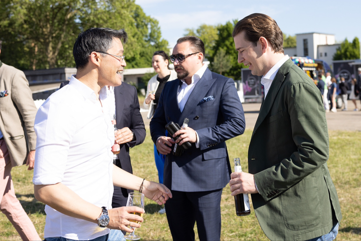 Ông Philipp Rösler (trái, trước) trò chuyện cùng cựu Thủ tướng Áo Sebastian Kurz (phải, trước) tại buổi tiệc sinh nhật ngày 3-6 - Ảnh: Benedikt Jansen/Filipp Romanovski
