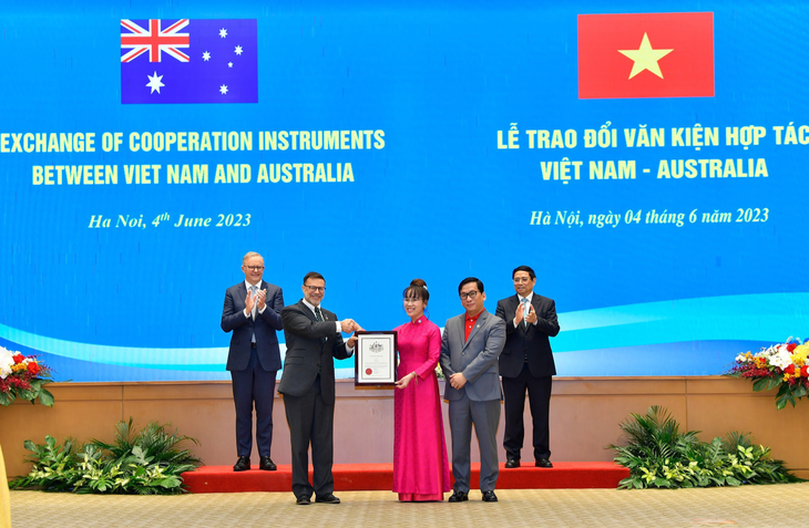 Thủ tướng Phạm Minh Chính và Thủ tướng Úc Anthony Albanese chứng kiến lễ trao chứng nhận đường bay thẳng đến Úc cho VietJet - Ảnh: NHẬT BẮC