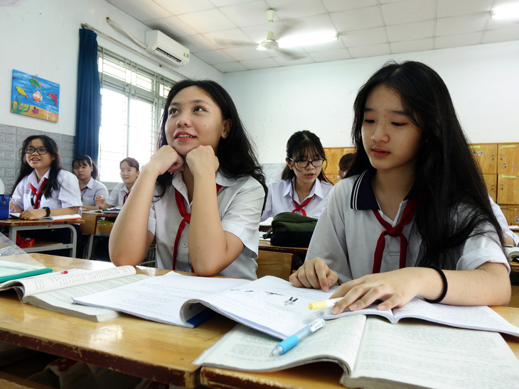 Học sinh lớp 9/7 Trường THCS Lý Thánh Tông, Q.8, TP.HCM ôn tập chuẩn bị cho kỳ thi tuyển sinh lớp 10 - Ảnh: NHƯ HÙNG