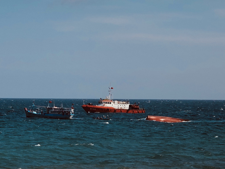 Tìm kiếm ngư dân mất tích trên biển Phú Quý - Ảnh 1.