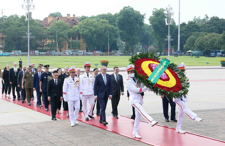 Thủ tướng Úc Anthony Albanese đến đặt vòng hoa và vào lăng viếng Chủ tịch Hồ Chí Minh ngay trước lễ đón tại Phủ Chủ tịch - Ảnh: TTXVN