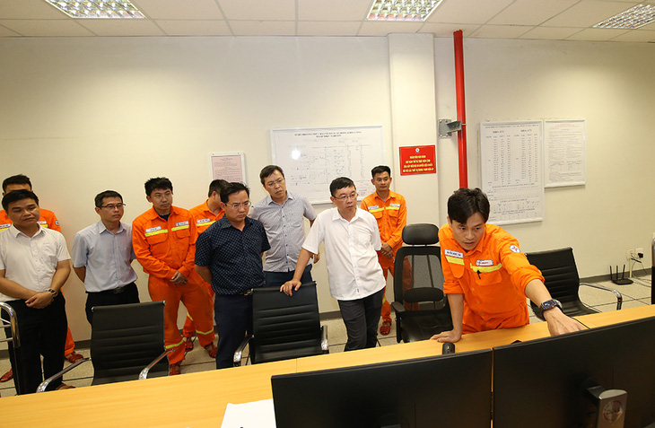Đoàn công tác nghe báo cáo công tác vận hành tại Trạm biến áp 500kV Nghi Sơn (Thanh Hóa)