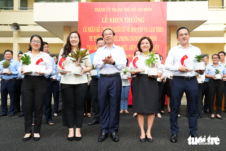 Bí thư Thành ủy Nguyễn Văn Nên khen thưởng gương kể chuyện dưới cờ - Ảnh 1.