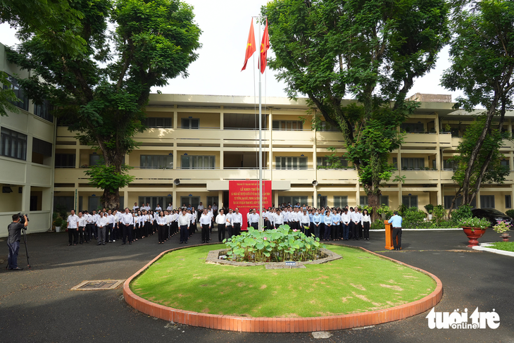 Bí thư Thành ủy Nguyễn Văn Nên khen thưởng gương kể chuyện dưới cờ - Ảnh 2.