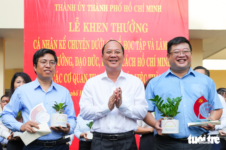 Bí thư Thành ủy Nguyễn Văn Nên khen thưởng gương kể chuyện dưới cờ - Ảnh 5.