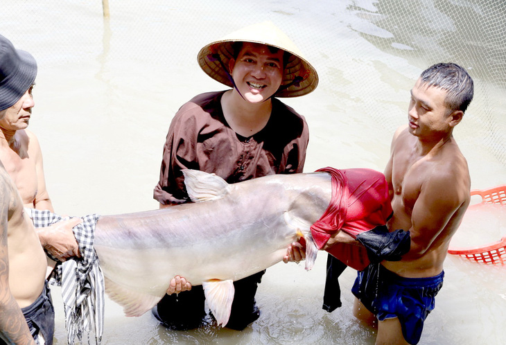 Ngắm đàn thủy quái sông Mekong - Ảnh 1.