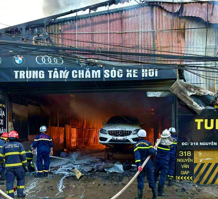 Cháy gara ô tô ở Hà Nội, nhiều xe bị thiêu rụi - Ảnh 2.