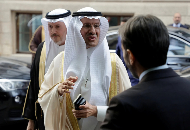 OPEC+ giảm khai thác hàng triệu thùng dầu mỗi ngày - Ảnh 1.