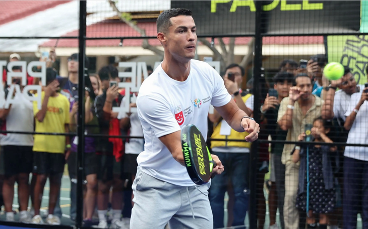 Cristiano Ronaldo gây sốt khi chơi padel tại Singapore