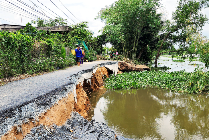 Đoạn đường huyện 54B dài hơn 50m bị đổ sụp xuống sông Ba Rài, xã Hội Xuân, huyện Cai Lậy, Tiền Giang  - Ảnh: HOÀI THƯƠNG
