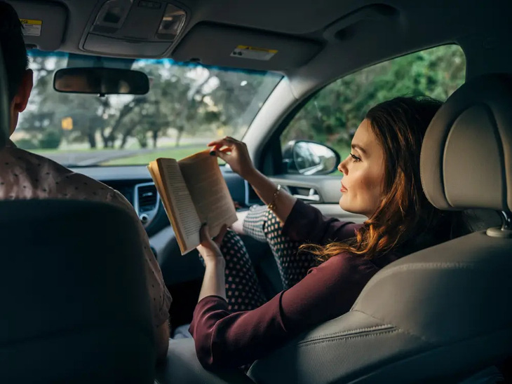 Vì sao dễ bị say xe khi đọc sách trên xe hơi? - Ảnh 1.