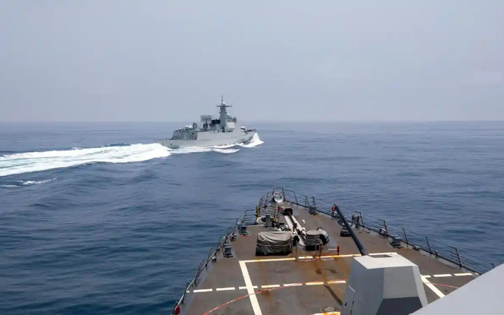 Video tàu chiến Trung Quốc suýt va chạm tàu khu trục Mỹ ở eo biển Đài Loan