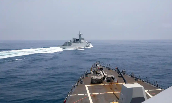 Video tàu chiến Trung Quốc suýt va chạm tàu khu trục Mỹ ở eo biển Đài Loan - Ảnh 1.