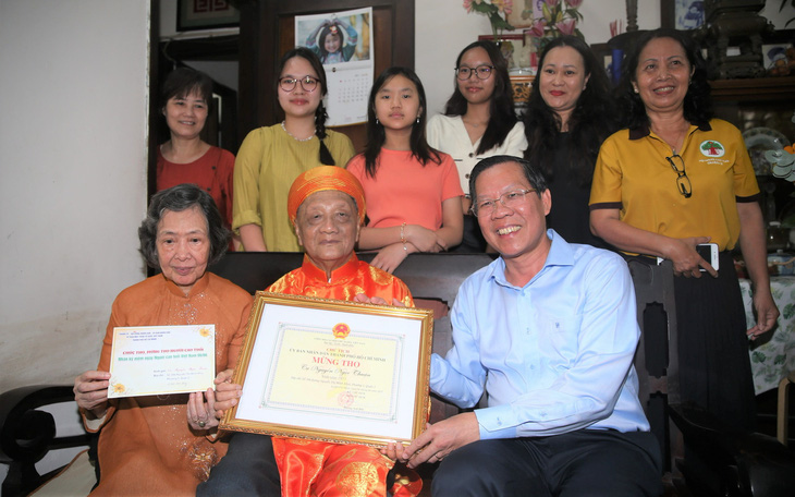Chủ tịch UBND TP.HCM Phan Văn Mãi thăm, chúc thọ người cao tuổi