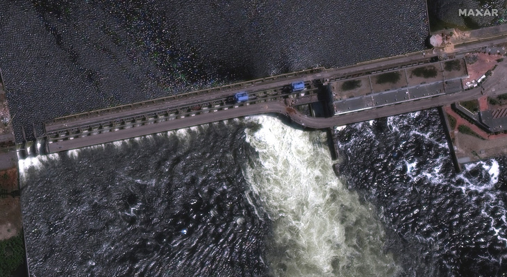 Nước ồ ạt tràn qua phần thân đập Nova Kakhovka bị vỡ ngày 6-6 - Ảnh: REUTERS