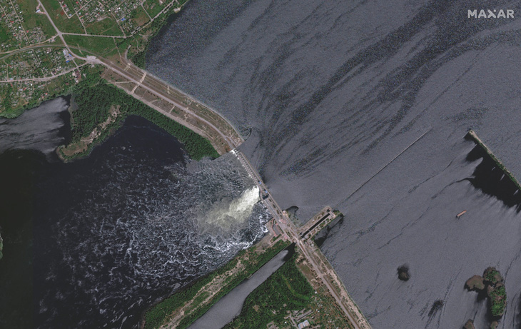 Đập Nova Kakhovka ở Kherson thuộc miền nam Ukraine bị vỡ ngày 6-6 - Ảnh: REUTERS