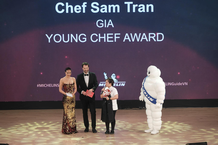 Nhận giải Michelin Young Chef, đầu bếp Sam Trần gửi lời cảm ơn tới các đồng đội đã cùng mình phục vụ thật tốt bữa ăn ngày hôm nay