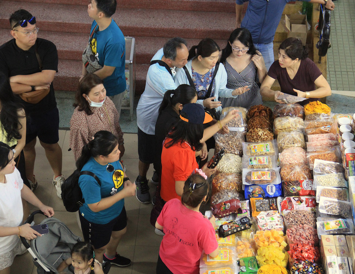 Du khách Hàn Quốc tìm tới chợ Hàn mua quà lưu niệm - Ảnh: TRƯỜNG TRUNG