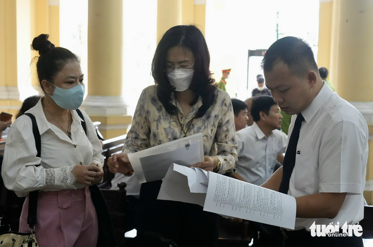 Bà Nguyễn Bích Hạnh (giữa) đến tòa sáng nay- Ảnh: HỮU HẠNH