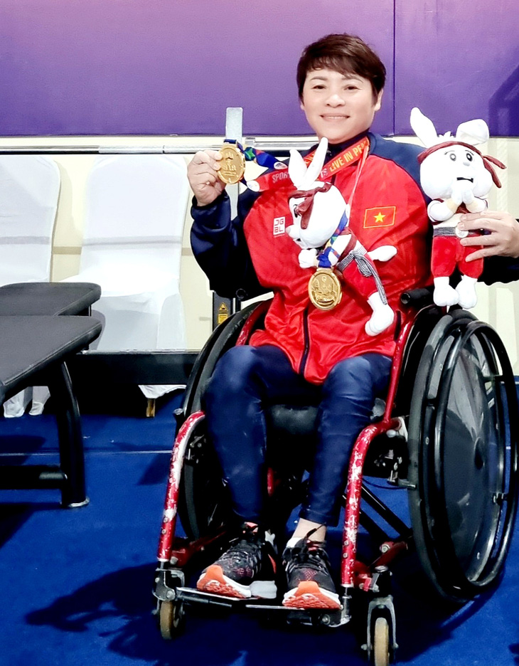 Niềm vui của chị Tuyết Loan khi phá kỷ lục tại ASEAN Para Games 12   - Ảnh: THÁI DƯƠNG