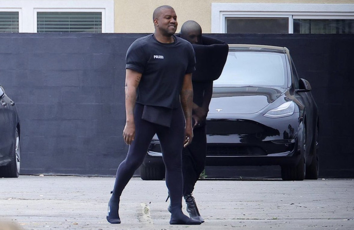 Kanye West và vợ mới gây sốc với thời trang kỳ quặc - Ảnh 1.