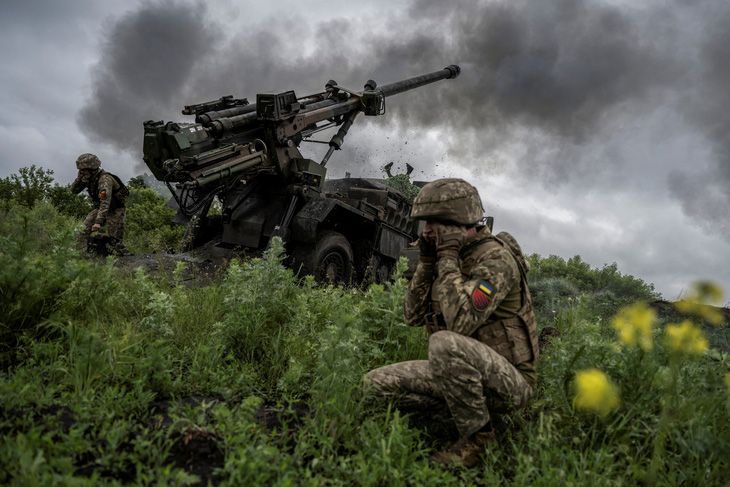 Pháo binh Ukraine tấn công quân Nga trong thành phố Avdiivka ngày 31-5 - Ảnh: REUTERS