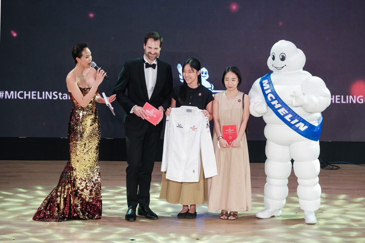 Mai Anh (thứ hai, bên phải) cùng chị em đồng sáng lập Tầm Vị nhận sao Michelin - Ảnh: M.THƯƠNG