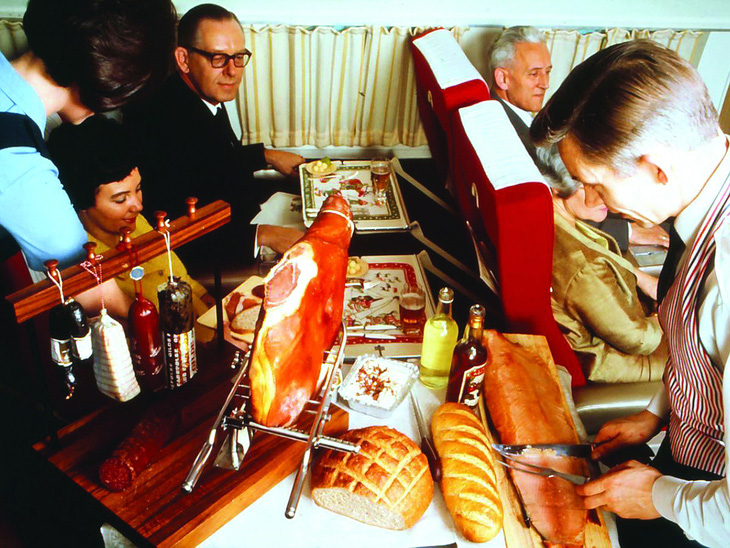 Khay thịt nguội (charcuterie) được cắt theo yêu cầu của hành khách trên một chuyến bay Scandinavian Airlines vào những năm 1960. Ảnh: Richard Foss