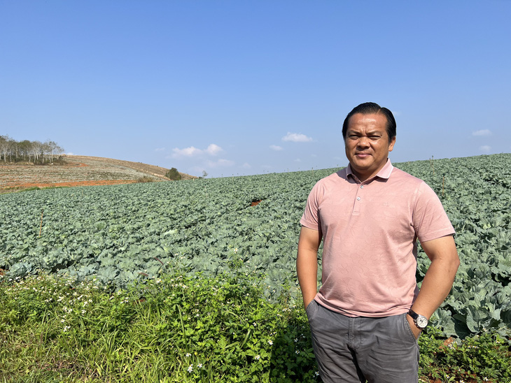 Ông Nguyễn An Nhơn đang khảo sát bất động sản tại khu vực tỉnh Đắk Nông