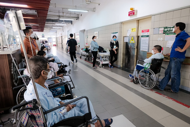 Bệnh nhân chờ chụp cắt lớp tại Bệnh viện Bạch Mai - Ảnh: NAM TRẦN