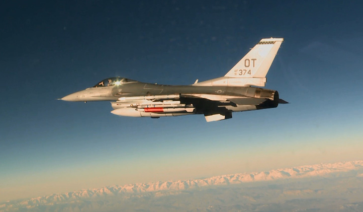 Nhà Trắng: Nếu Nga sợ F-16 thì hãy rút quân khỏi Ukraine - Ảnh 1.