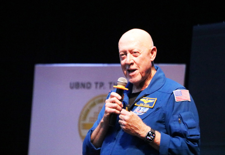 Bạn trẻ đến chật kín hội trường gặp cựu phi hành gia NASA - Ảnh 1.