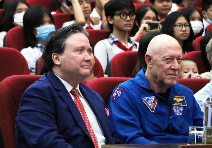 Bạn trẻ đến chật kín hội trường gặp cựu phi hành gia NASA - Ảnh 3.