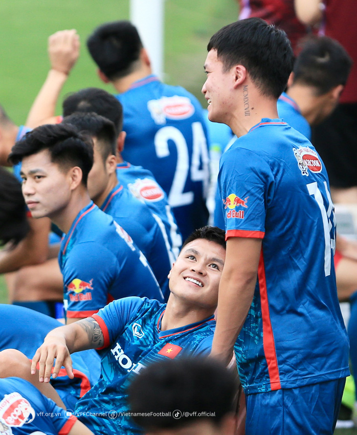 Quang Hải tập buổi đầu tiên cùng tuyển Việt Nam sau khi chia tay Pau FC - Ảnh 3.