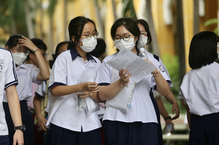 Đôi bạn dò đáp án sau giờ thi môn toán - Ảnh: PHƯƠNG QUYÊN