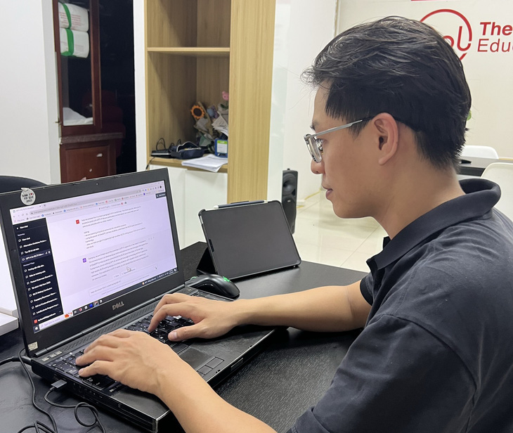 Quang Nhật dùng phần mềm ChatGPT bổ trợ dạy kỹ năng Viết (writing) cho học sinh ôn tập IELTS - Ảnh: NVCC