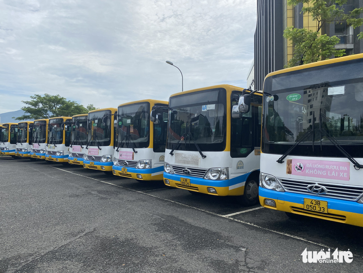Xe buýt Đà Nẵng lại đứng bánh vì tài xế đình công - Ảnh 3.