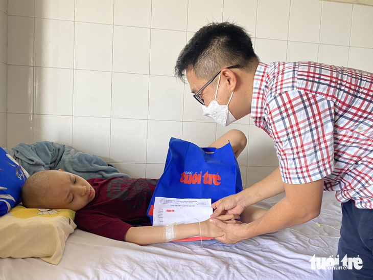 Ước mơ của Thúy tiếp sức bệnh nhi ung thư miền Trung: Có người mẹ chăm hai con bệnh hiểm nghèo - Ảnh 2.