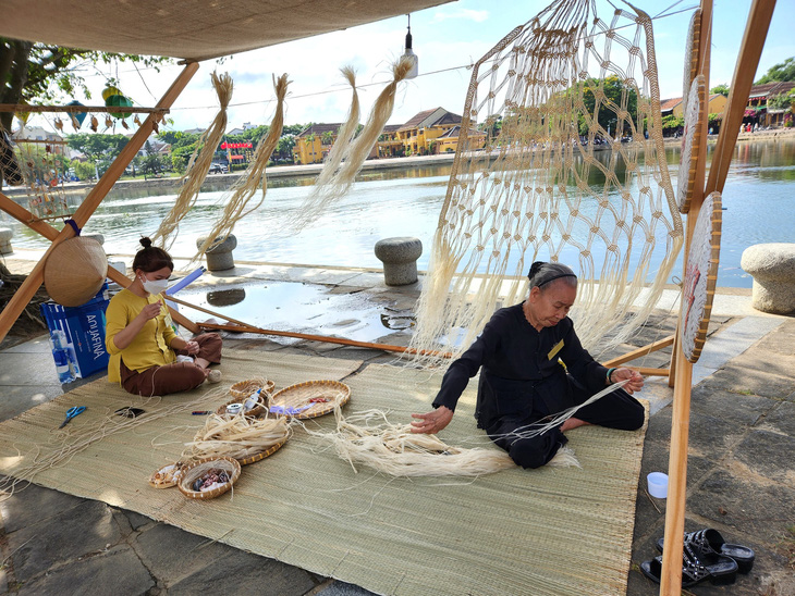 Thợ lớn tuổi ở Cù Lao Chàm được mời ra phố đi bộ Hội An trình diễn nghề đan võng ngô đồng cho khách du lịch