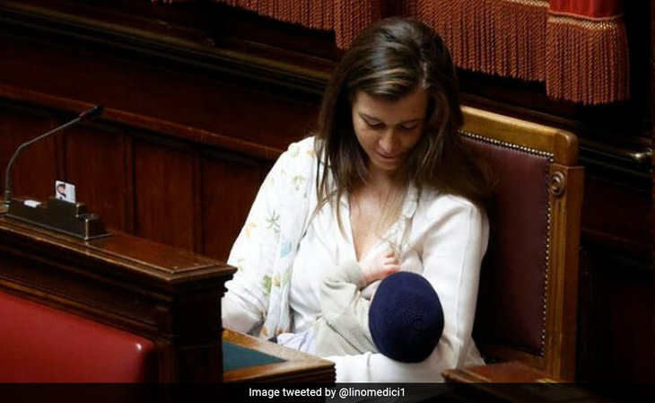 Nữ nghị sĩ Gilda Sportiello cho con trai Federico bú sữa trong Hạ viện Ý - Ảnh: NDTV