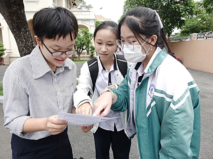 Thí sinh trao đổi bài sau khi thi xong môn chuyên tại điểm thi Trường THPT chuyên Lê Hồng Phong, Q.5, TP.HCM - Ảnh: NHƯ HÙNG