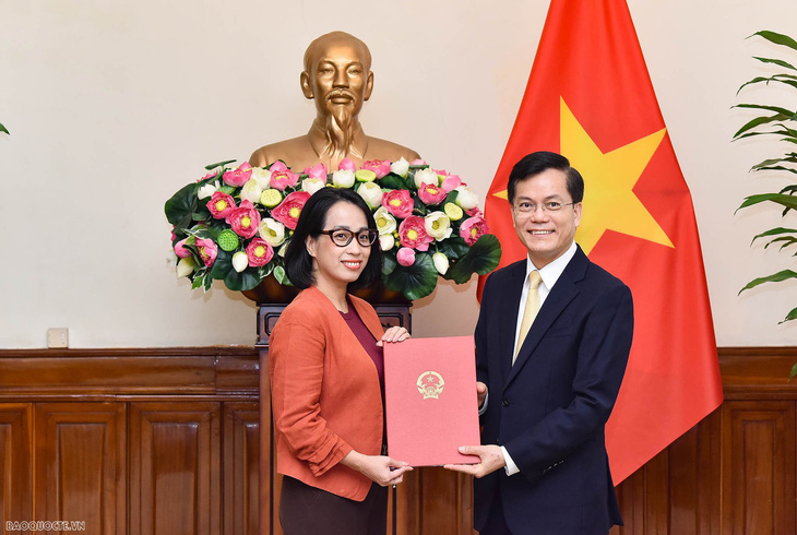 Thứ trưởng Ngoại giao Hà Kim Ngọc trao quyết định cho bà Phạm Thu Hằng - Ảnh: baoquocte.vn